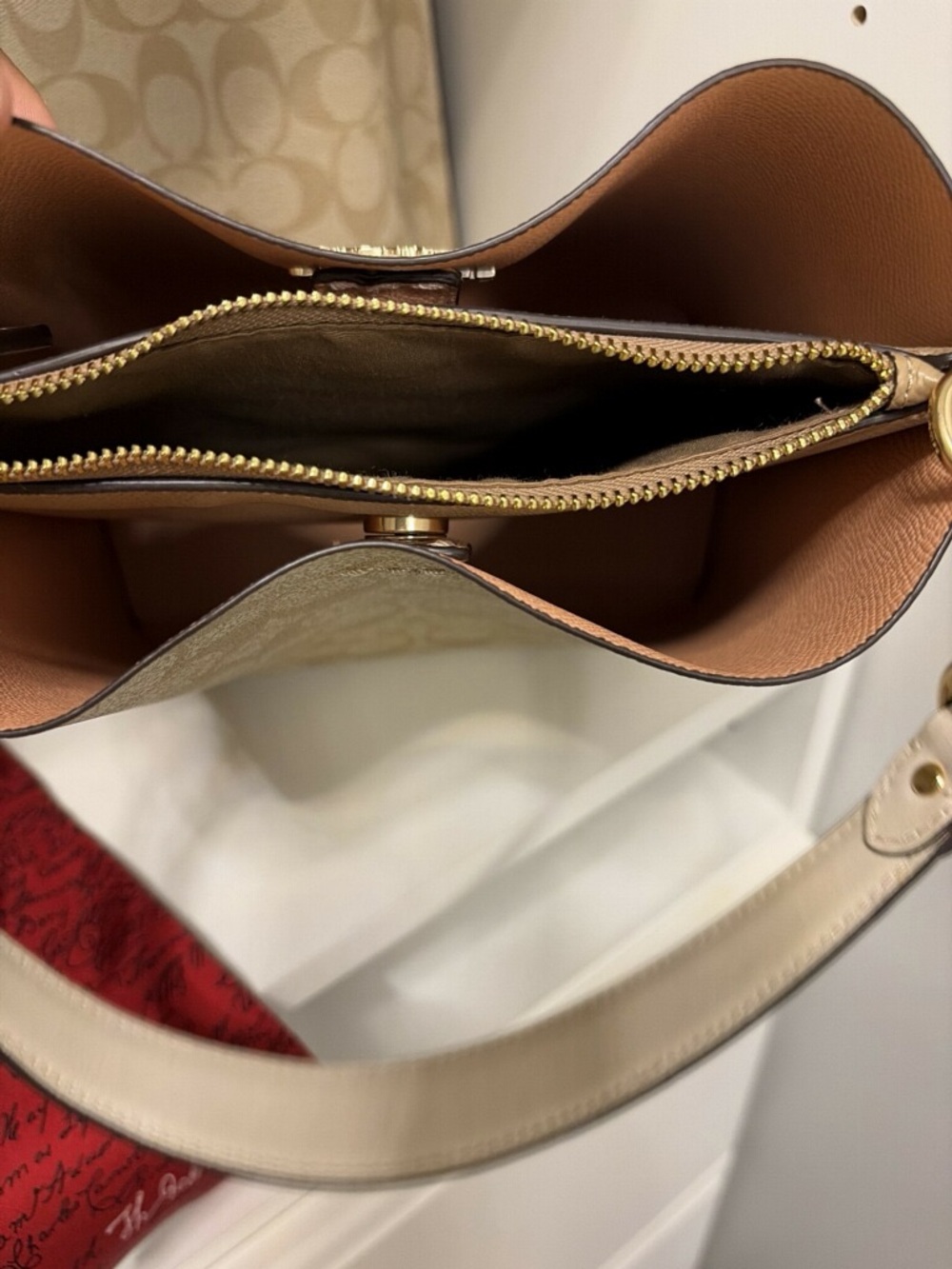 Hand Bags (2) - Picture 4 of 5